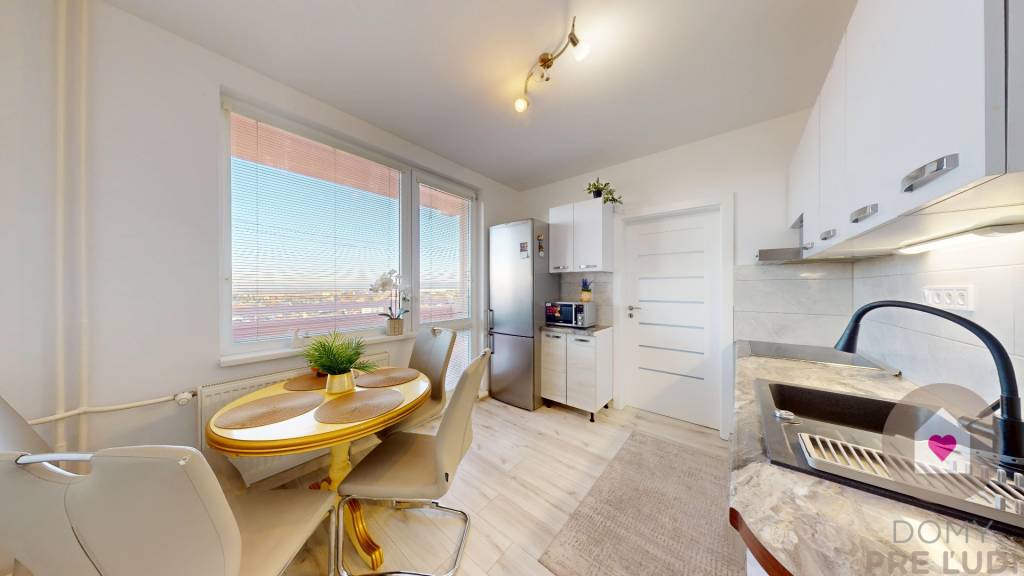 ZREKONŠTRUOVANÝ 3-IZBOVÝ BYT (74 m2) S BALKÓNOM, PIVNICOU, 2