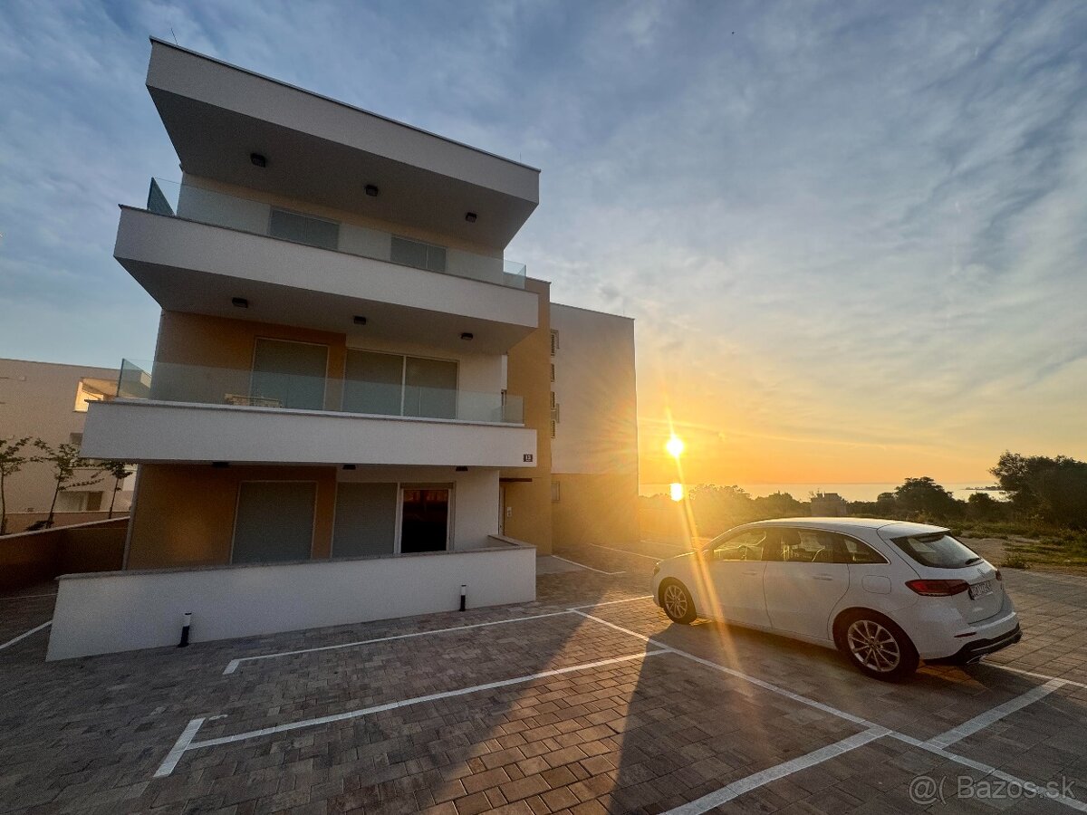 Trojizbový apartmán s výhľadom na more, Novalja / Chorvátsko