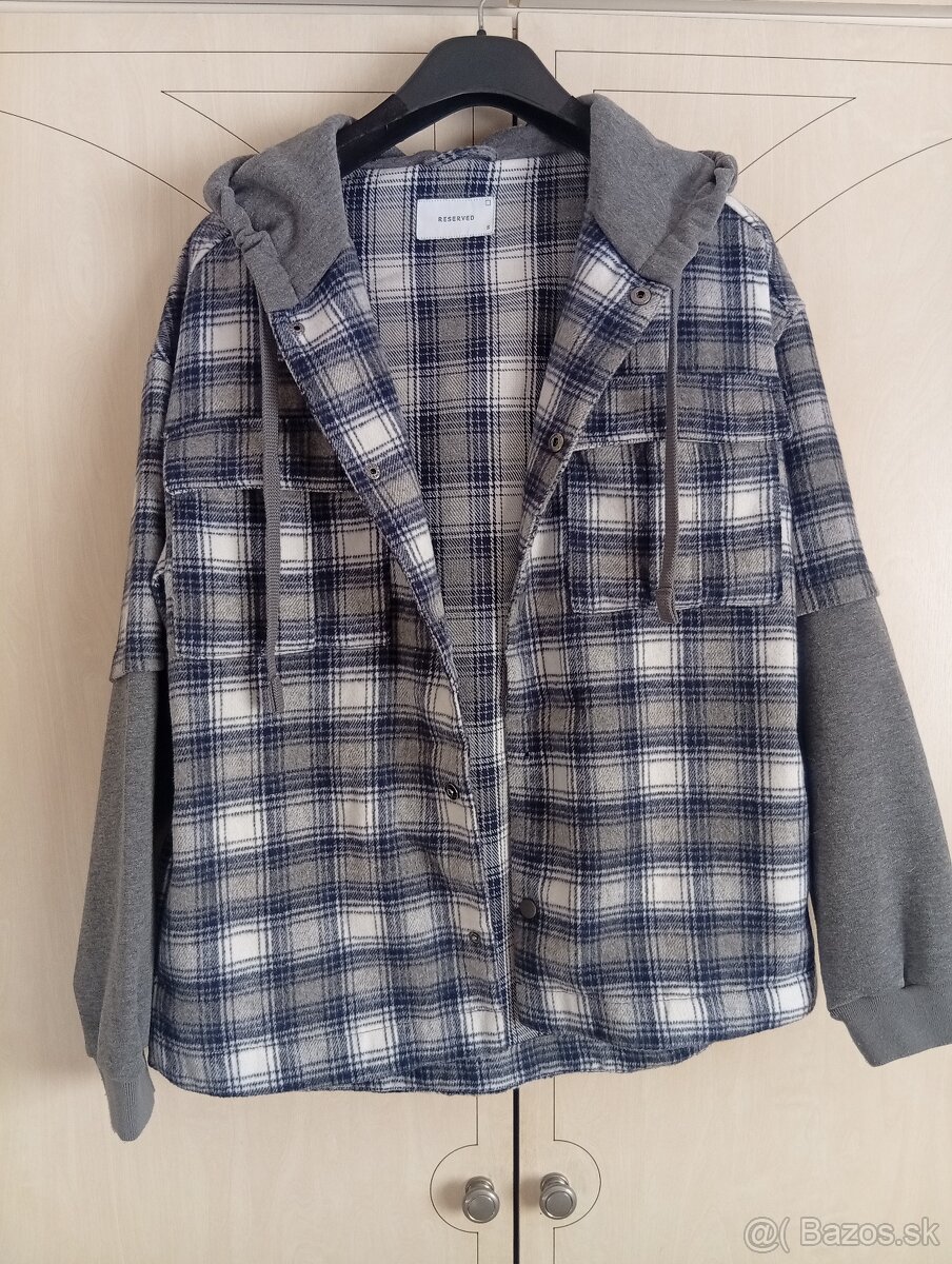 Teplá košeľa s kapucňou