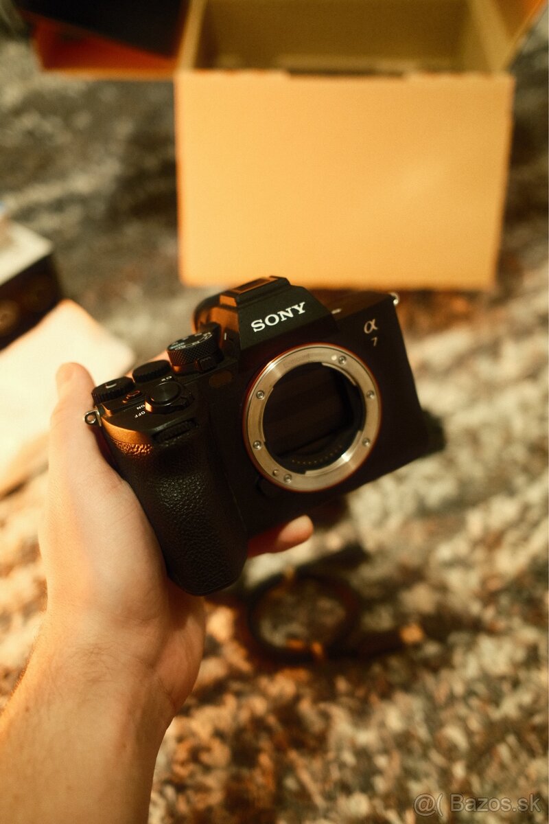 Sony a7iv s klietkou smallrig + fotobatoh Vanguard