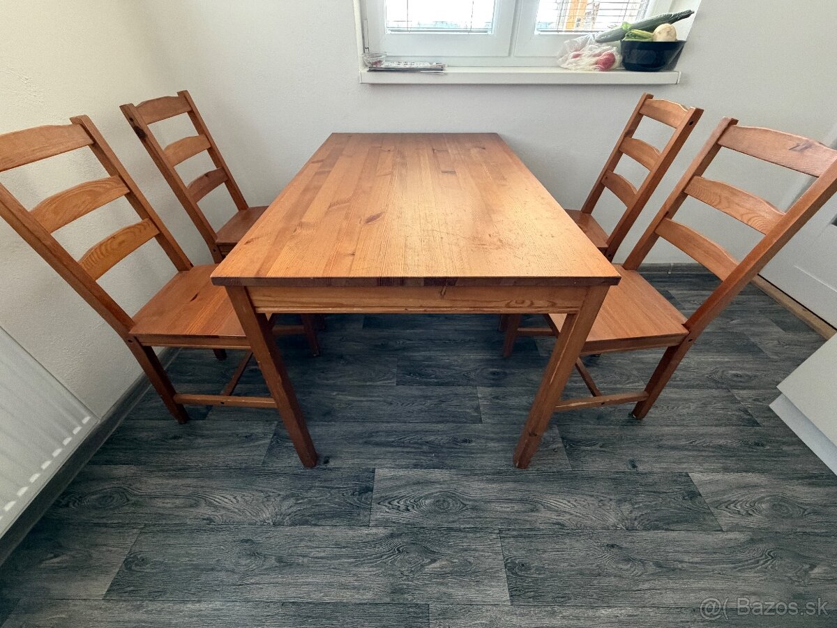 Jedalensky stol so stolyčkami