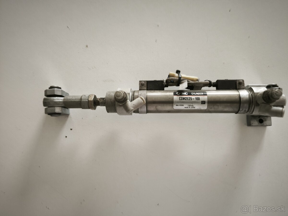Pneumatický valec SMC CDM2E25-100 + snímače a príslušenstvo