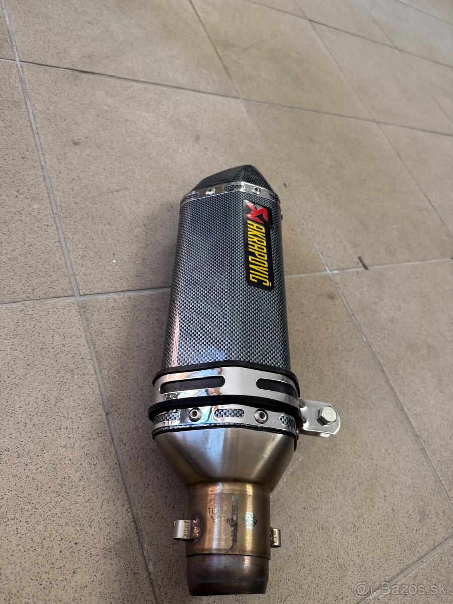 Predam ladeny vyfuk Akrapovic