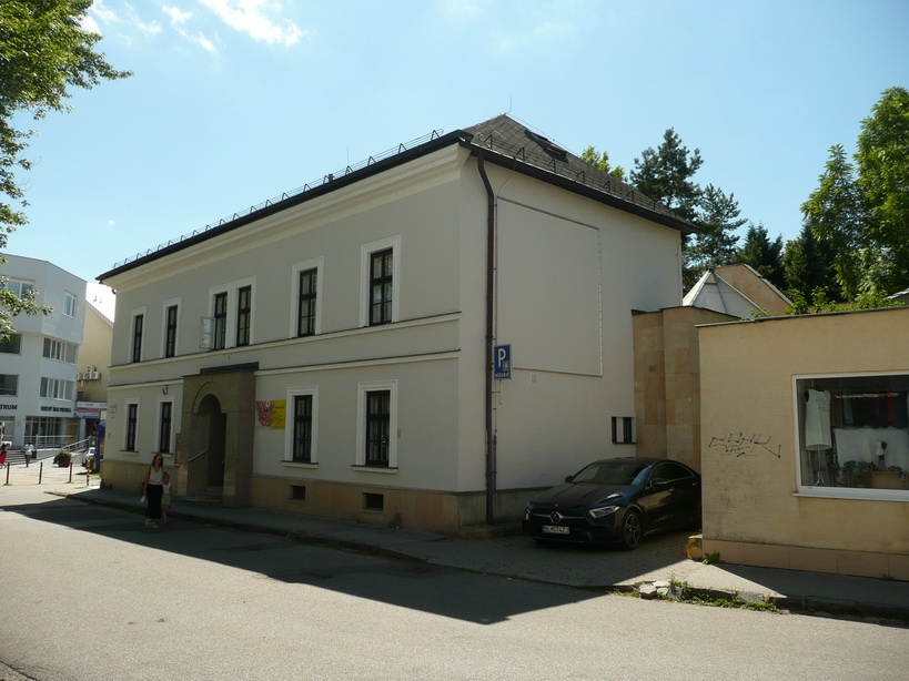 Prenajmeme priestory v centre Prievidze budova banky.