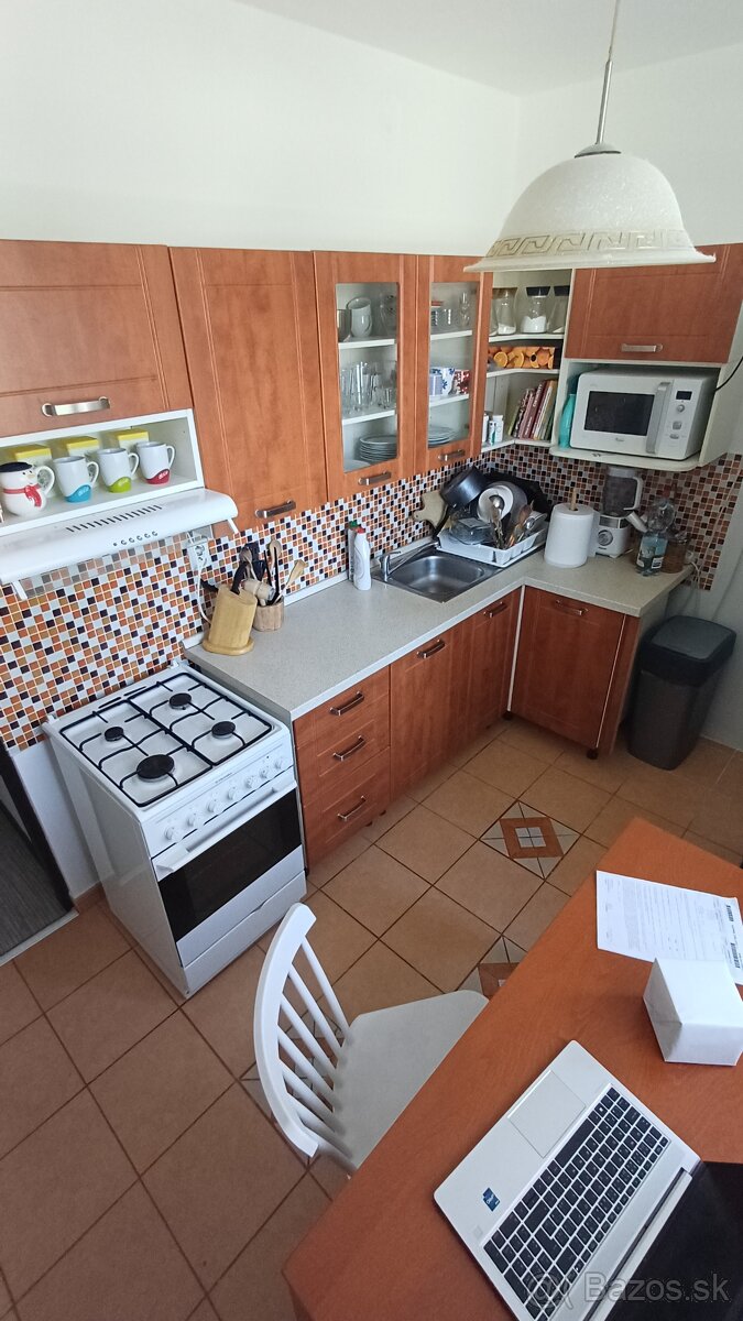 Kuchynská linka so stolom a stoličkami