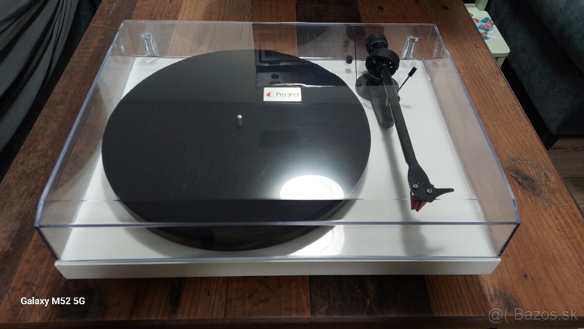 Pro-ject DEBUT CARBON