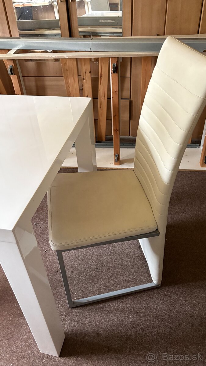 Malý biely jedálenský stôl 20€
