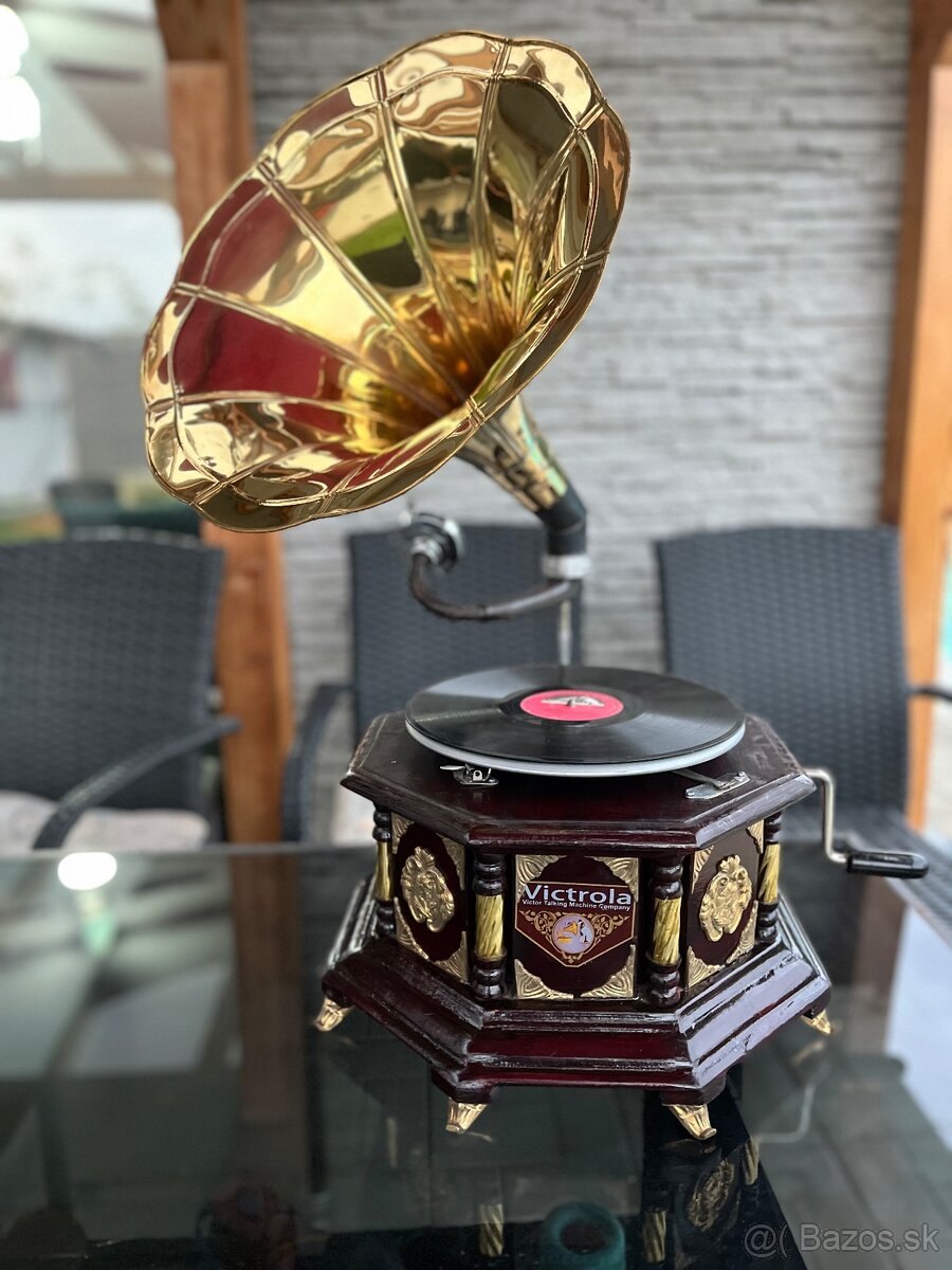 Gramofón s kľukou prehráva staré šelakové platne