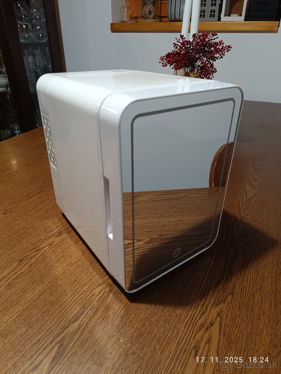 Mini chladnička na kozmetiku