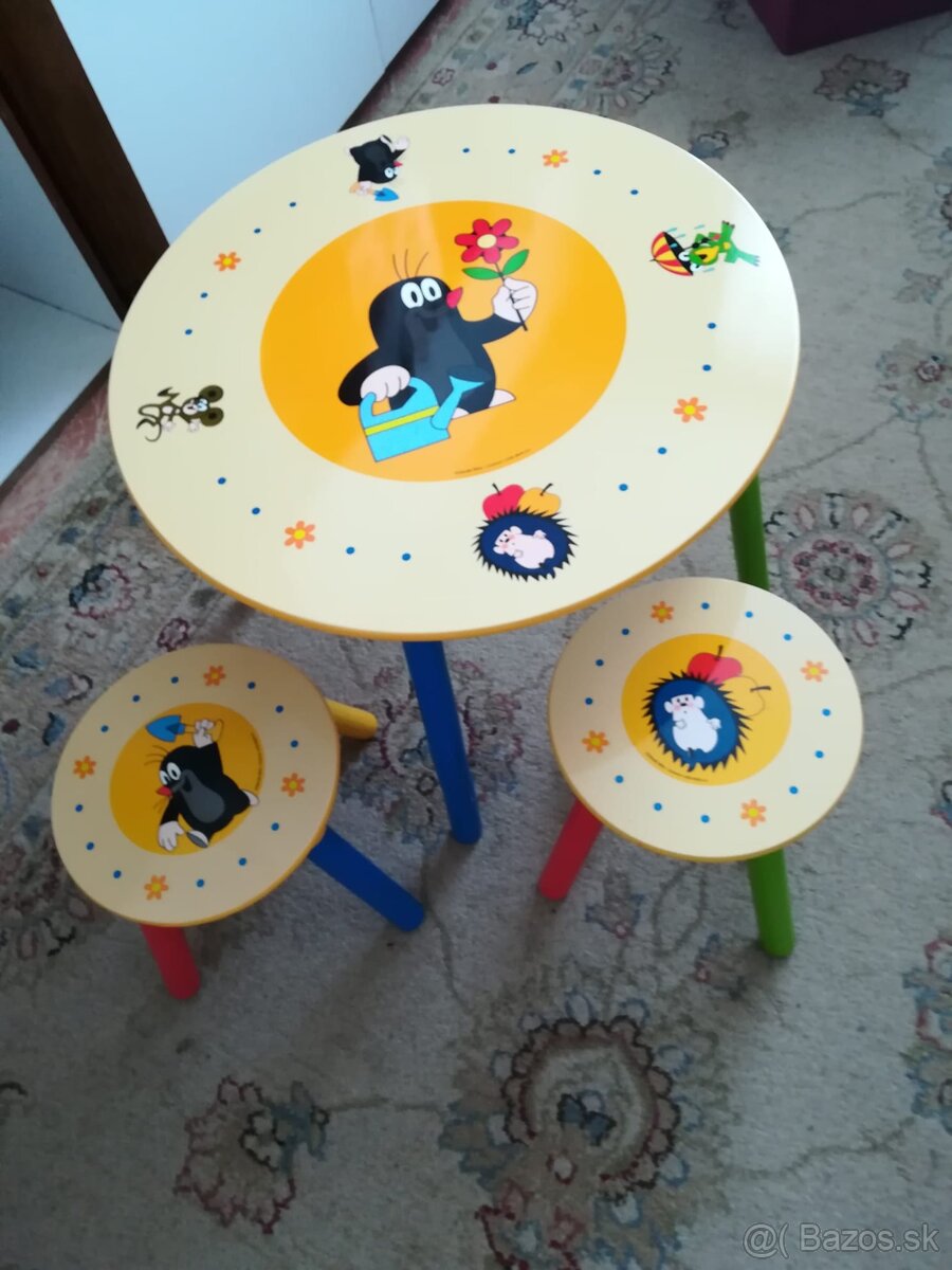 Detský okrúhly stolík so stoličkami Krtko a jeho kamaráti.