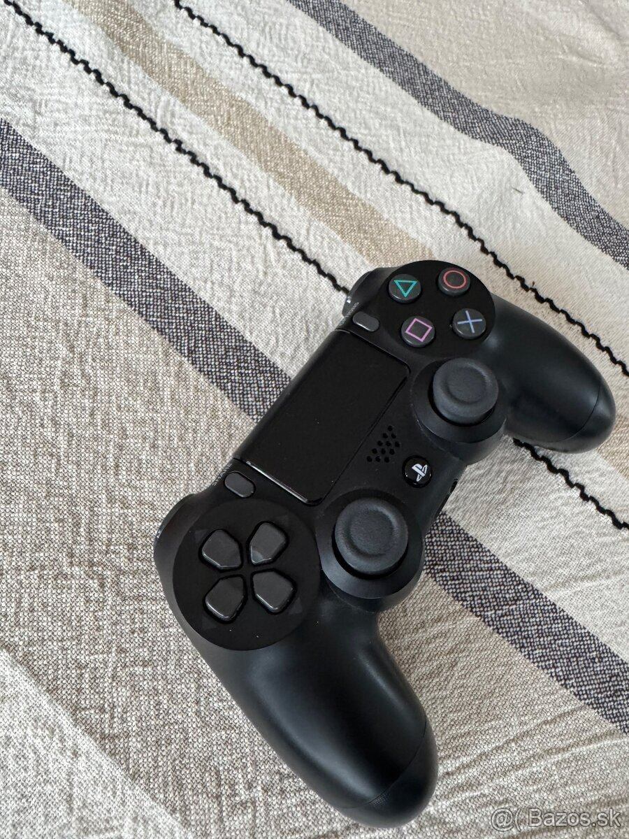 predam ovladac na playstation 4 dualsense v dobrom stave