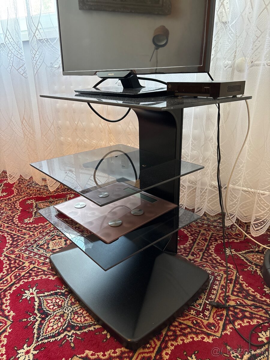 Sklenený stolík pod televízor