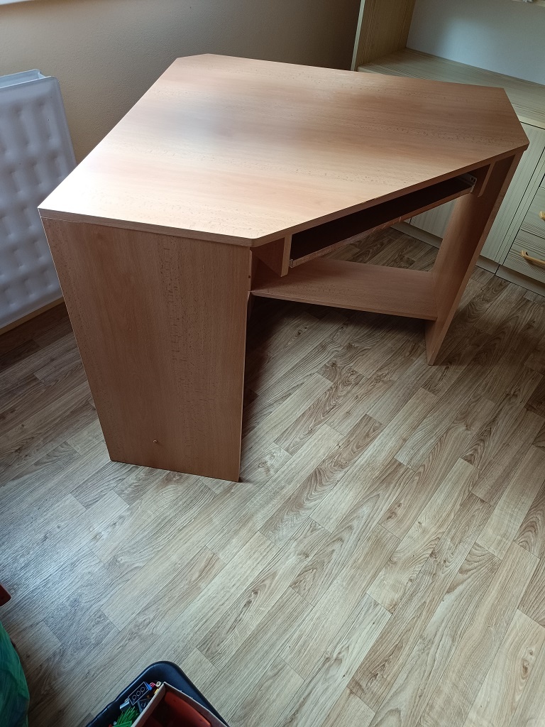 Rohový PC stôl