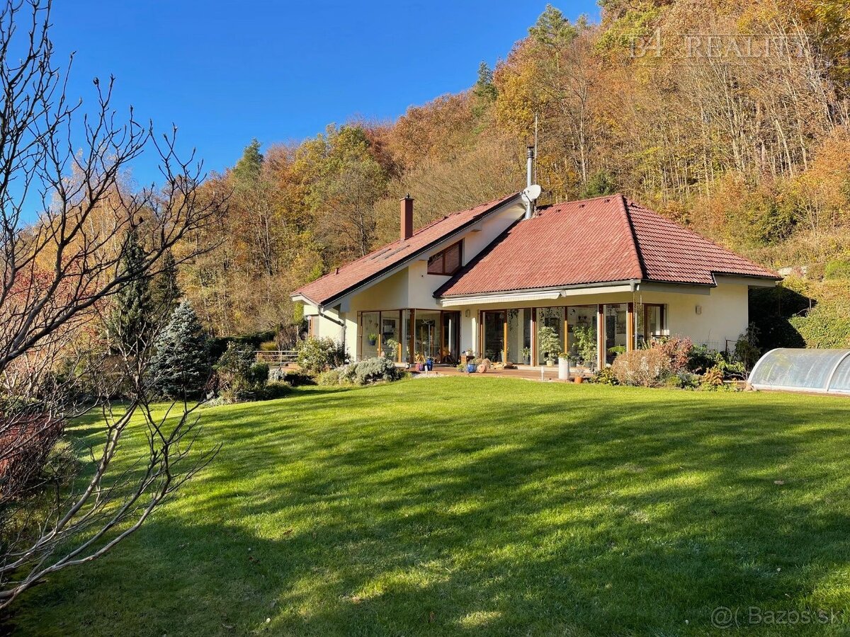 Nadštandardný rodinný dom s dvojgarážou, bazén, udžiavaný po