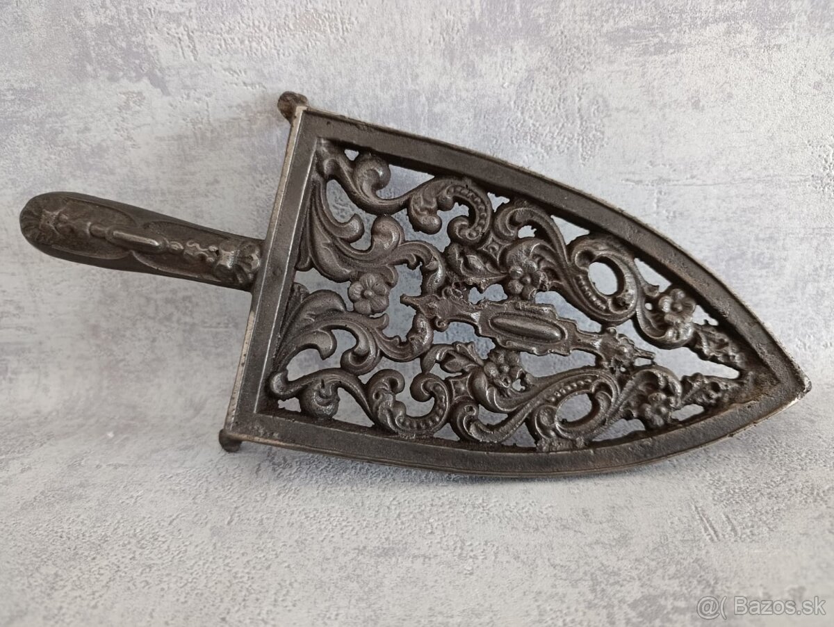 Velmi stará velká podložka pod starou žehličku.