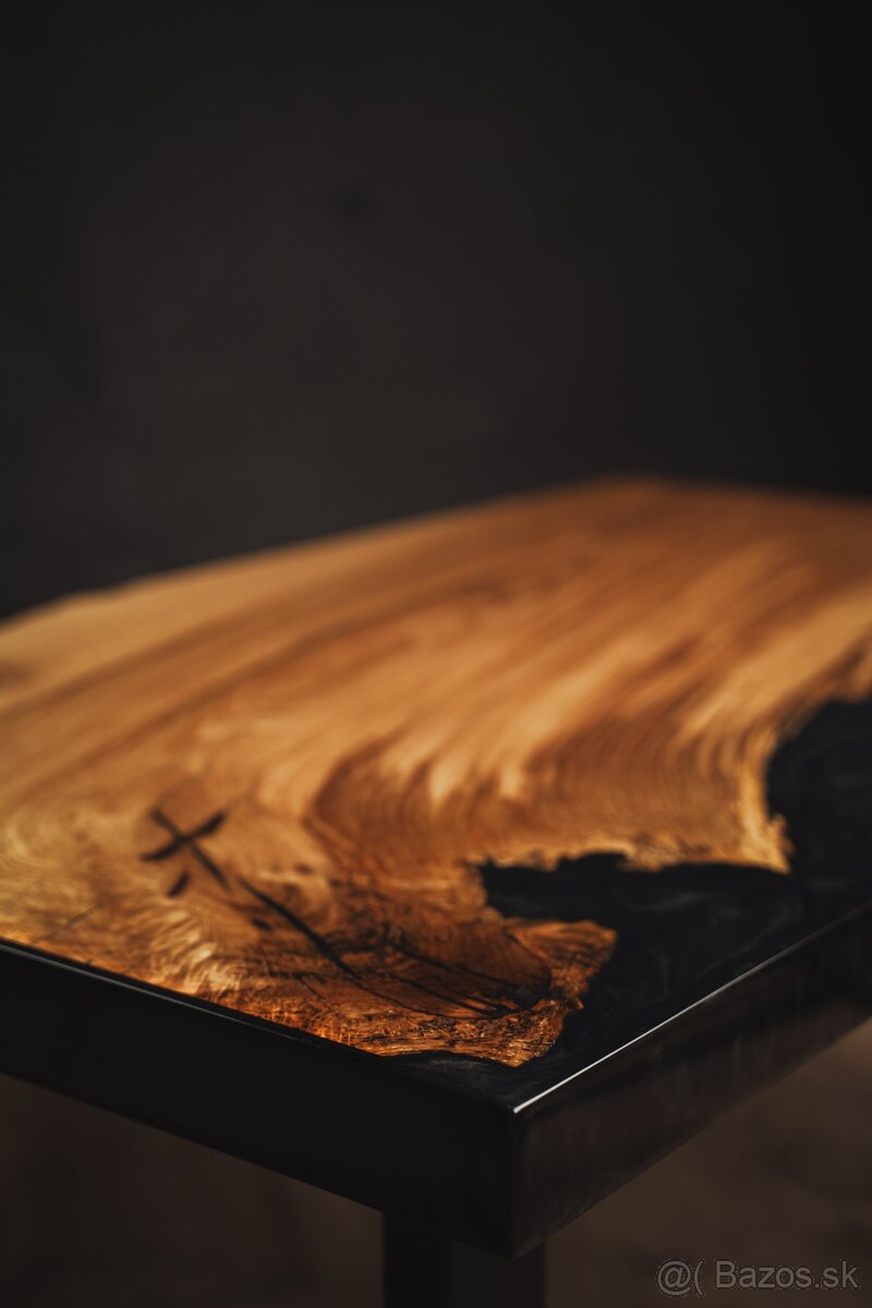 Dubovy epoxidovy stolik