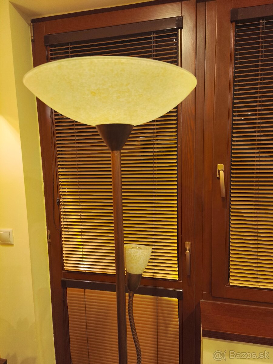 Stojaca stmievatelna lampa