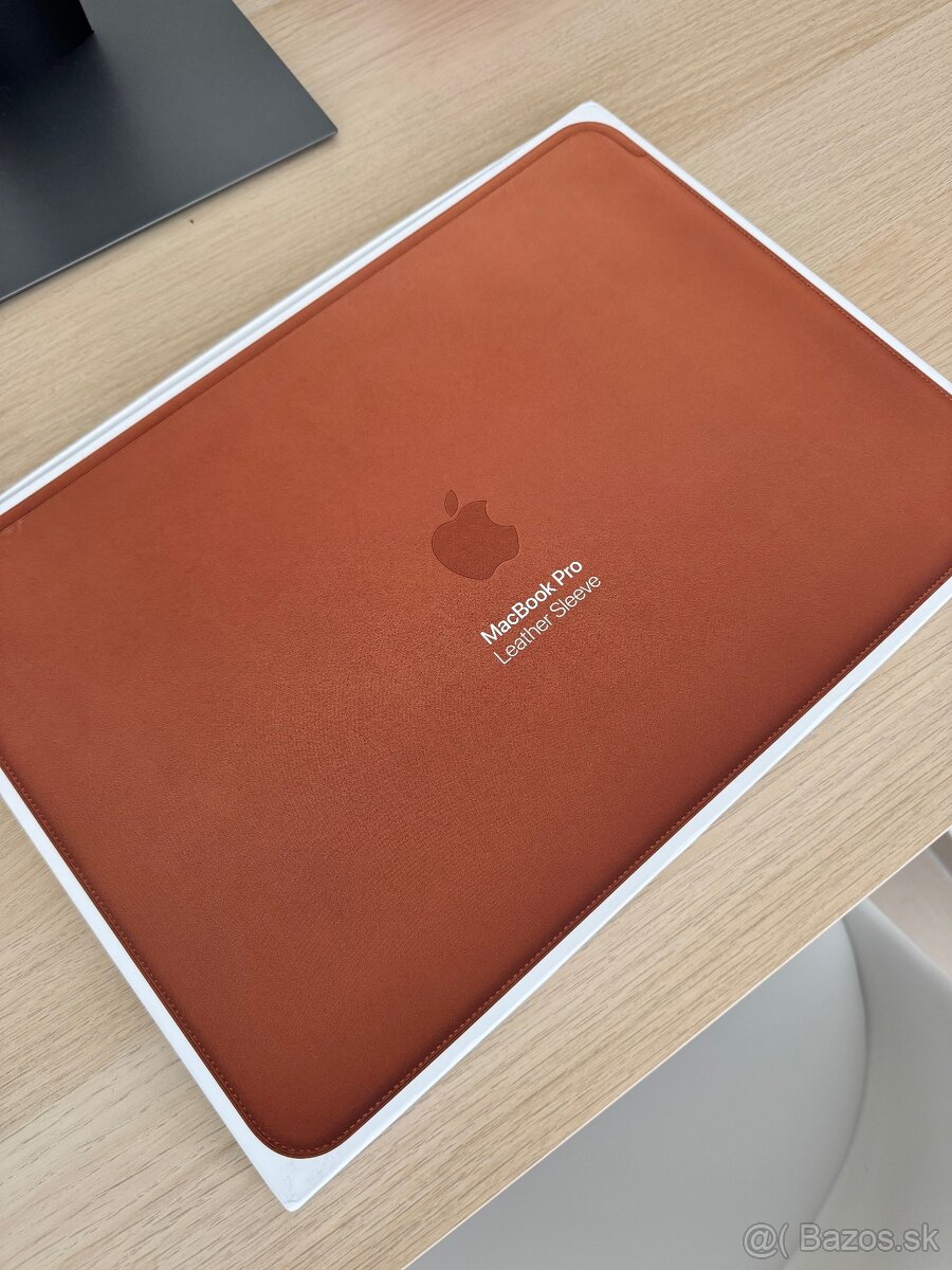 Apple Leather Sleeve Saddle Brown