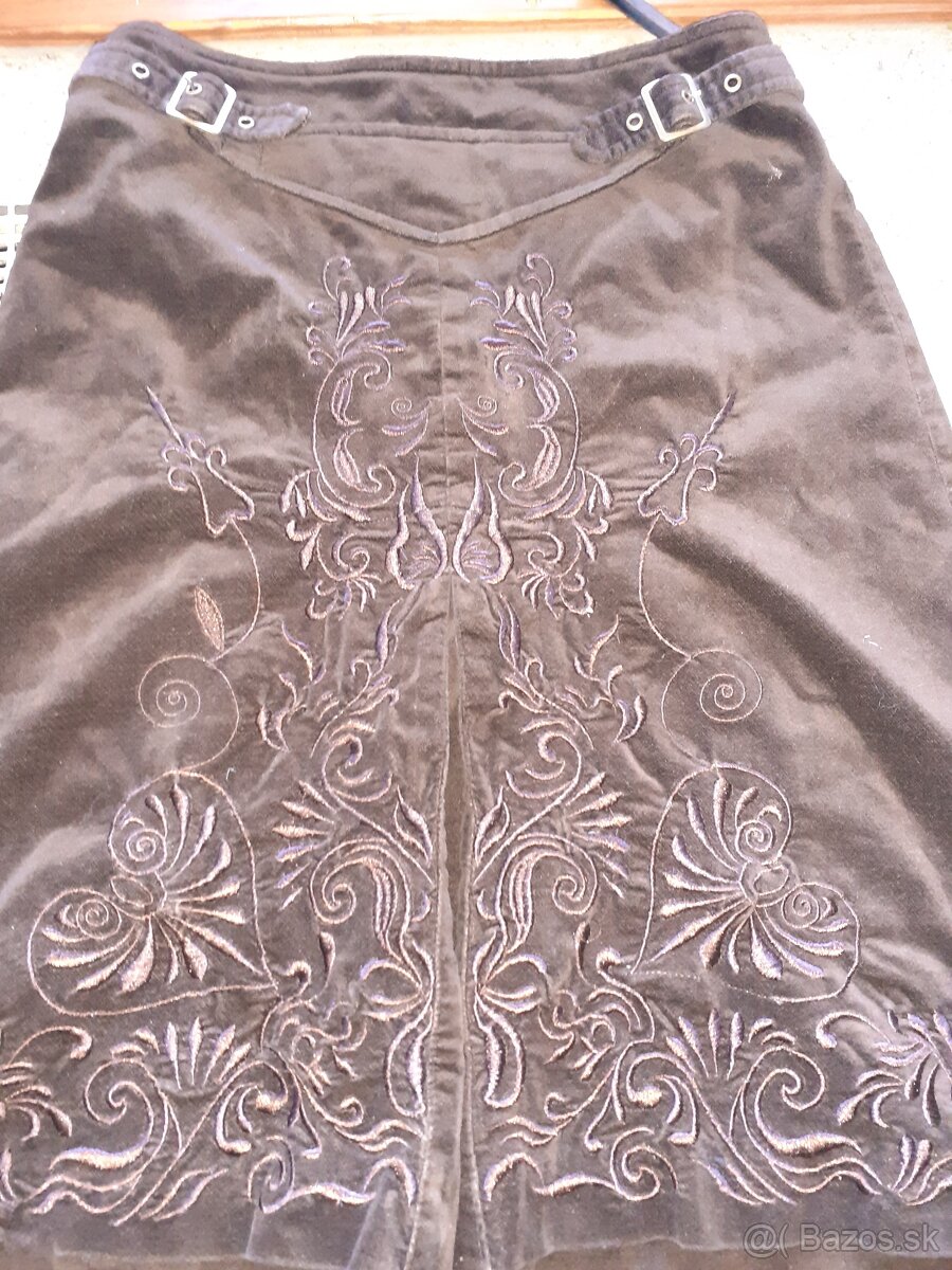 Vyšívaná zamatová sukňa