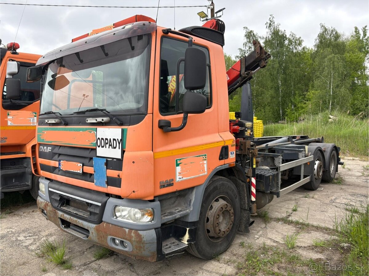 DAF CF 75.360 / HÁKOVÝ NAŤAHOVÁK + HYDRAULICKÁ RUKA / KRAN