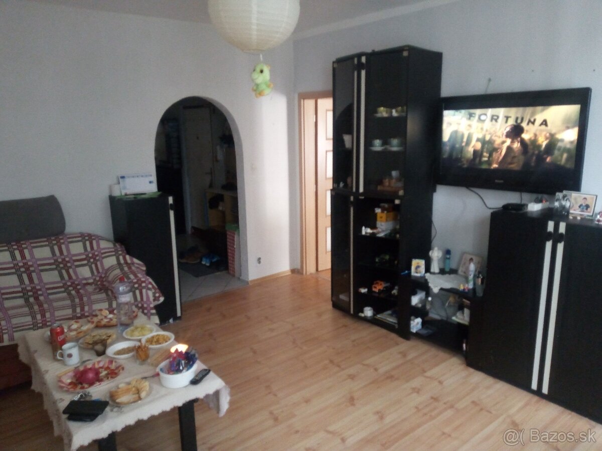 Trojizbový byt Liptovský Mikuláš, sídlisko Podbreziny