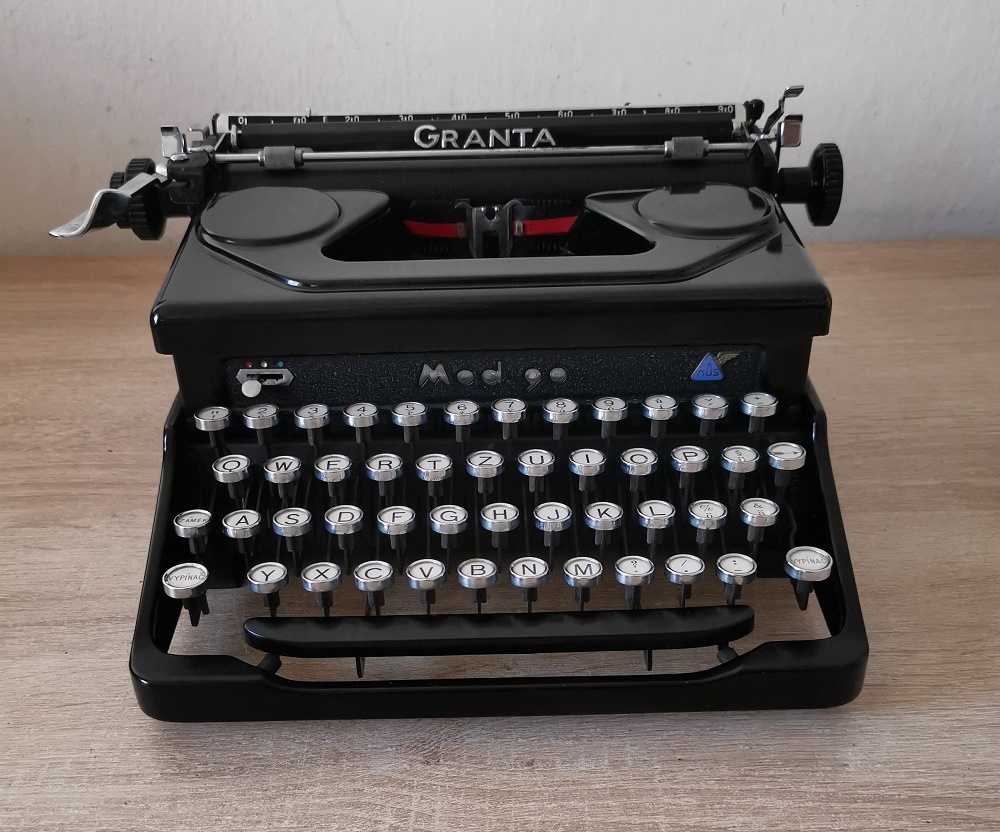 Starožitný písací stroj GRANTA Model 90 z roku 1940