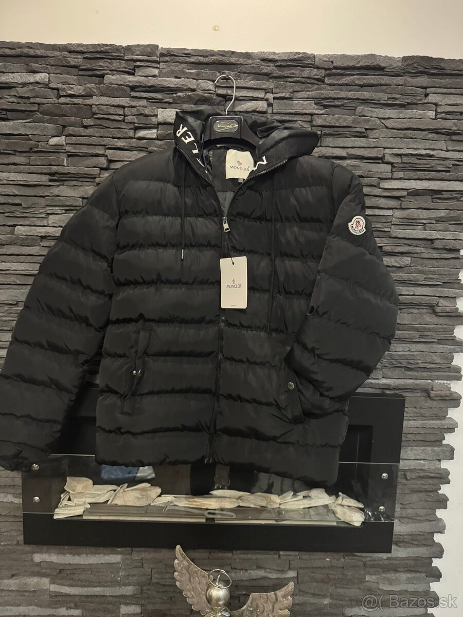 Moncler čierna bunda