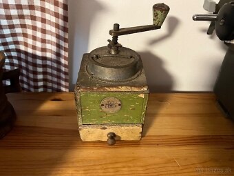 Predám dva staré mlynčeky na kávu.