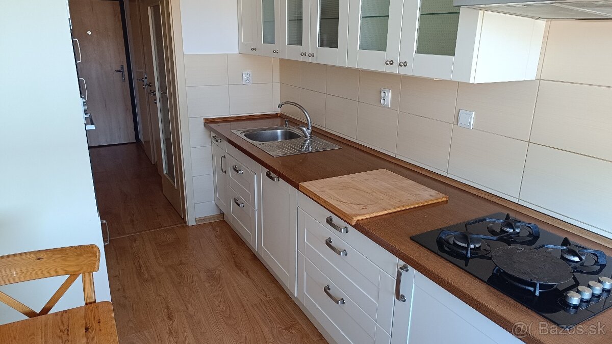 Prenájom slnečného 3i bytu v NMnV - Hájovky - 72 m²