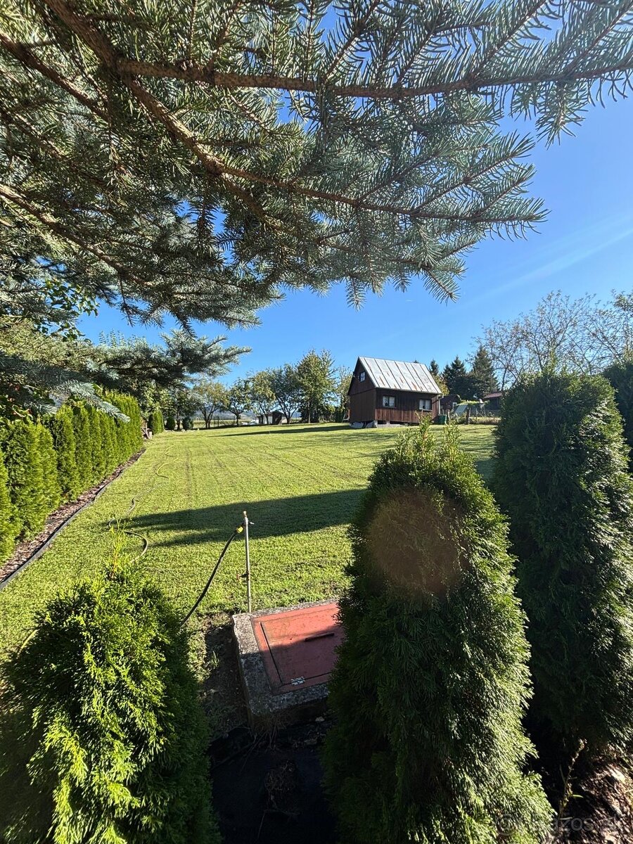 Pozemok s letnou chatkou 1021m2 vhodný na stavbu domu