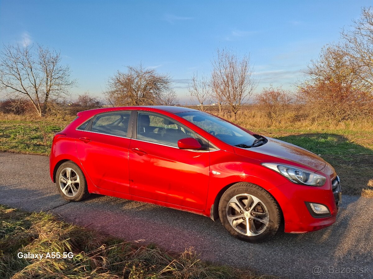 Hyundai i30 HATCHBACK 1,4i MPI Benzín 2015 červená metalíza