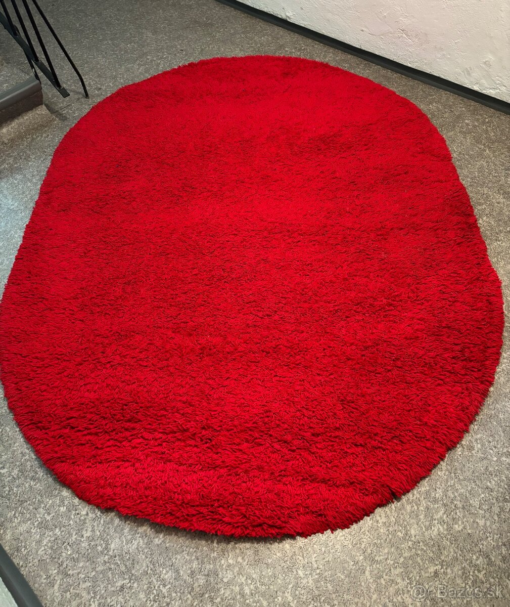 Červený hrubý oválny koberec