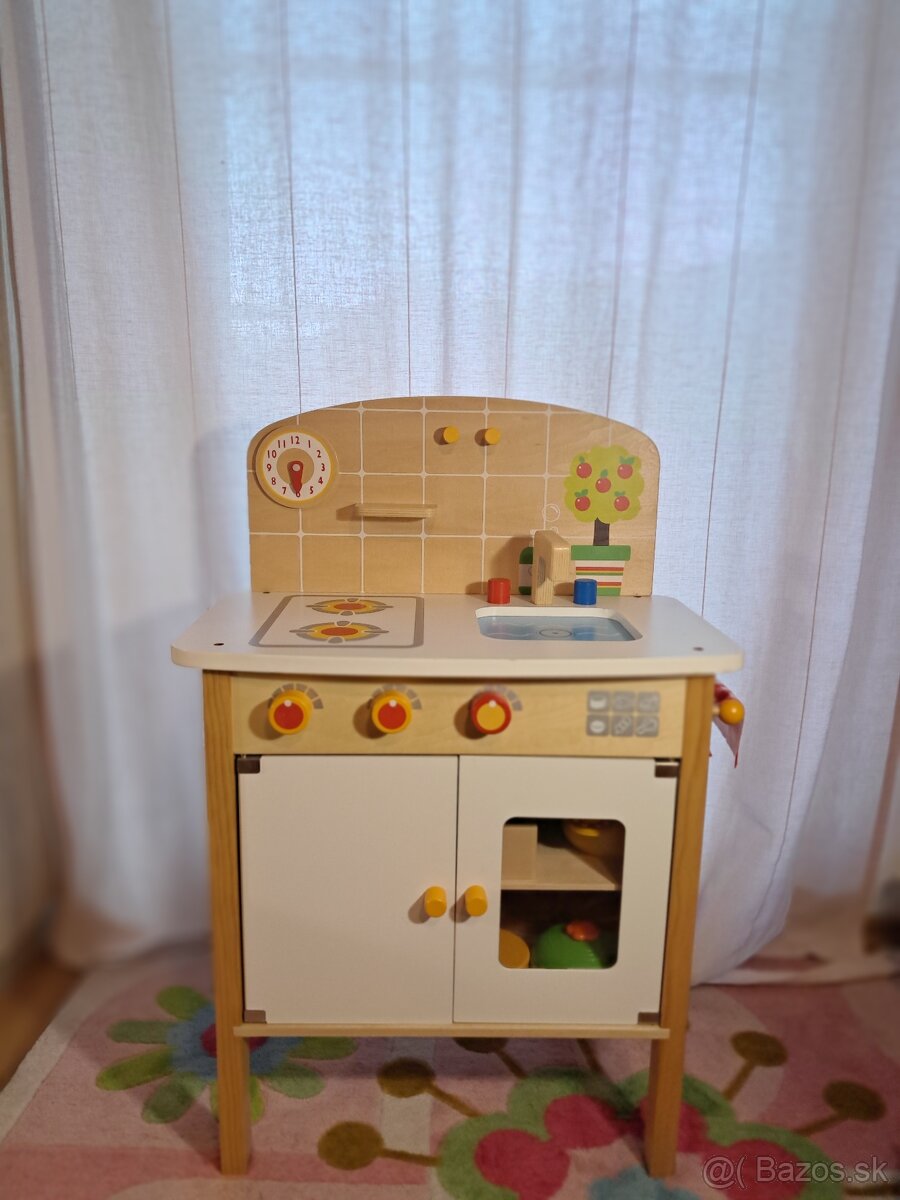 Detská drevenná kuchynka.