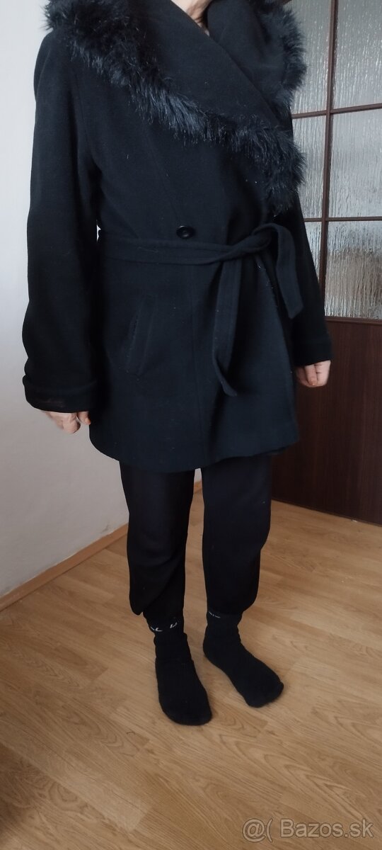 Vlnený kabát s kožušinkou