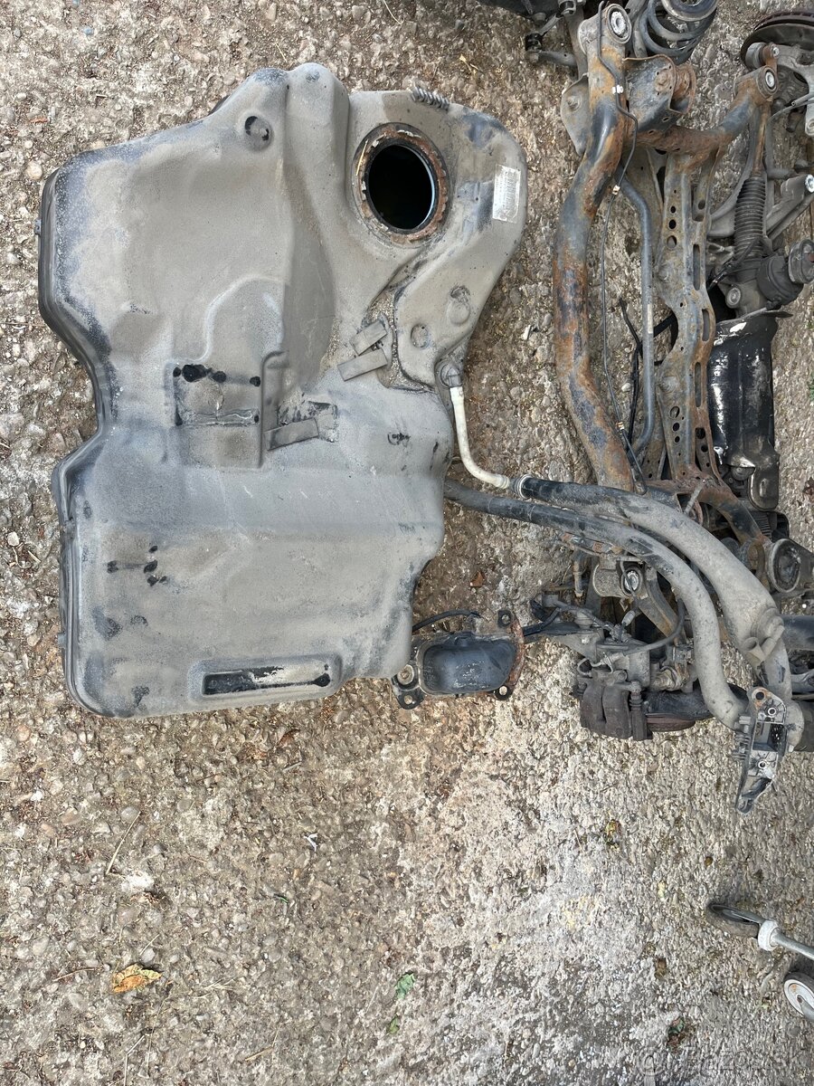 Palivová nádrž a palivové čerpadlo Passat B6