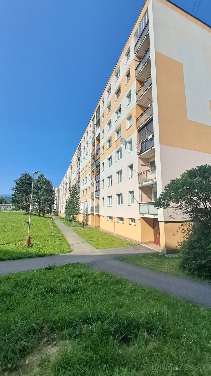 Na predaj priestranný 4i byt na ulici 9. mája v Brezne