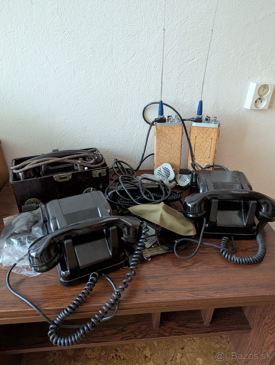Stare telefony a vysielačky