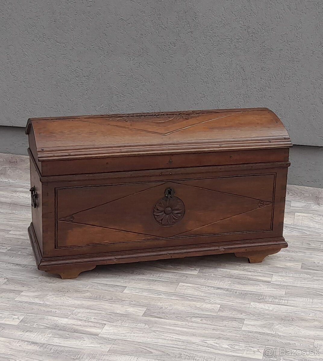 Truhlica dubová z roku 1812 .