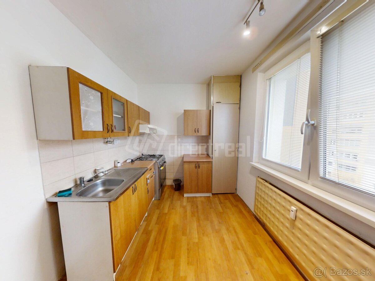 Dvojizbový byt s loggiou v pôvodnom stave