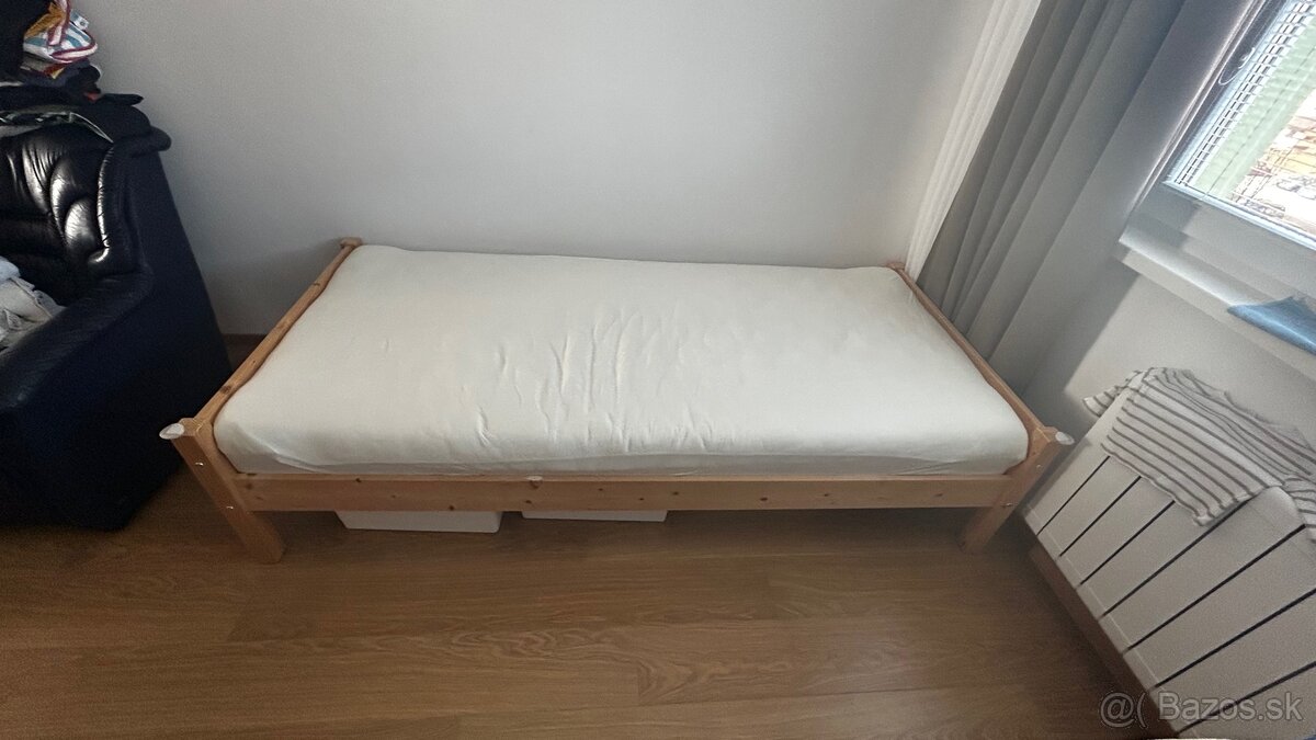 posteľ