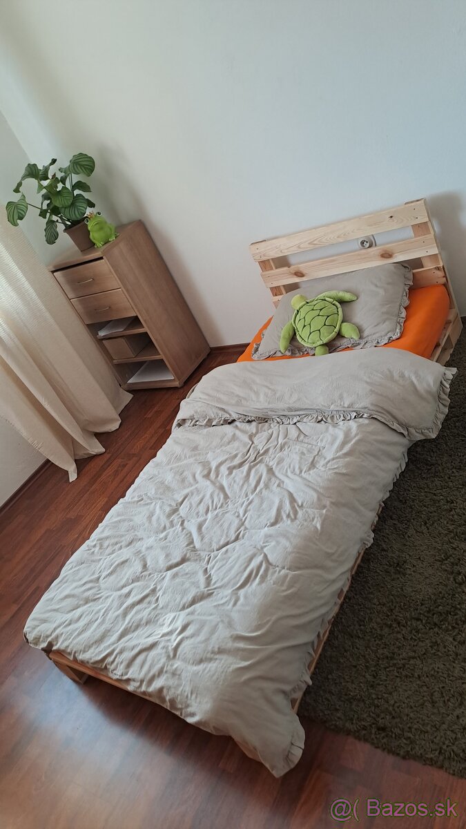 Paletová posteľ s matracom, v záruke
