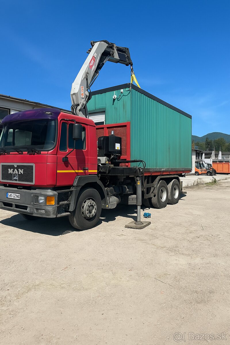 Nakladá autodprava s hydraulickou rukou