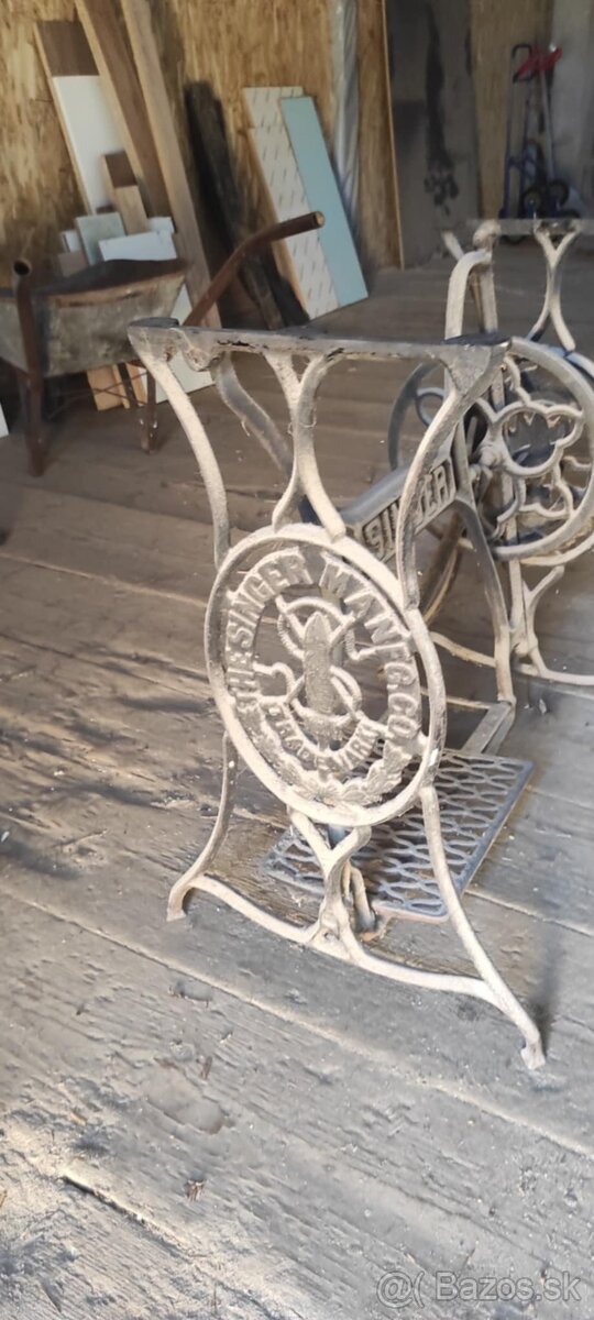 Stojan zo šijacieho stroja Singer