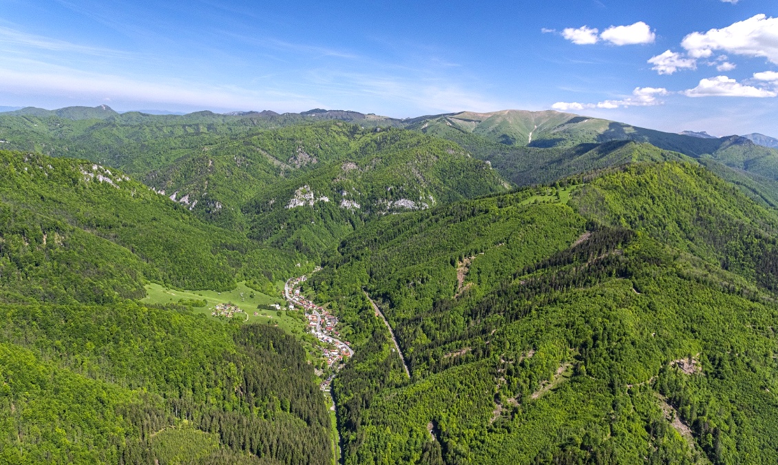 Dolný Harmanec – 2.000 m2 ORNÁ PÔDA a LESY