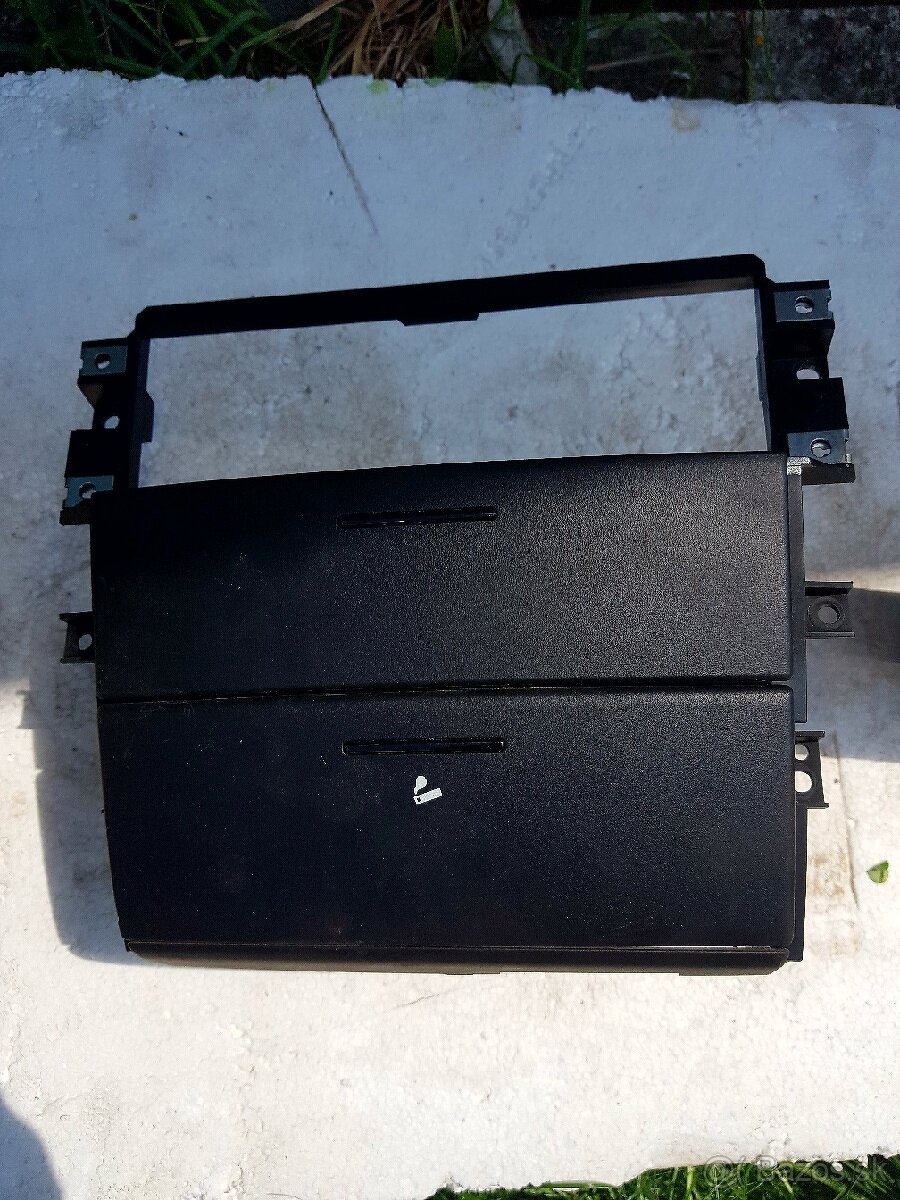 KIA SORENTO 02-09 STREDOVY PANEL POPOLNIK RAMIK