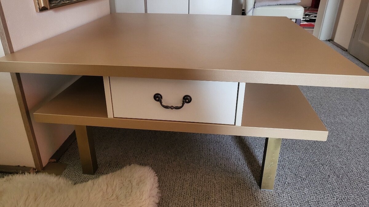 Stolík.