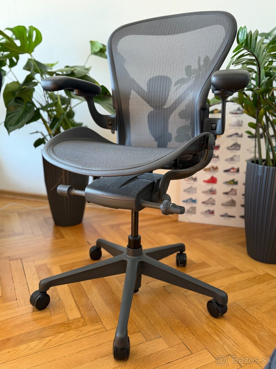 Herman Miller Aeron – veľkosť B | Graphite | Pre tvrdé podla