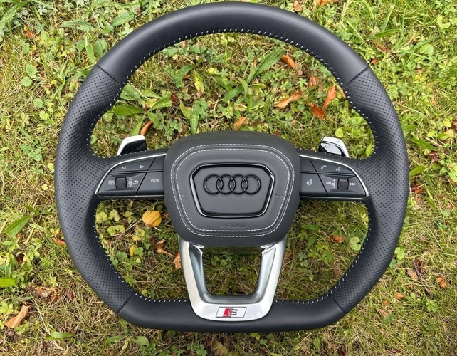AUDI ŠPORTOVÝ VYHRIEVANÝ ZKOSENÝ PERFOROVANÝ VOLANT