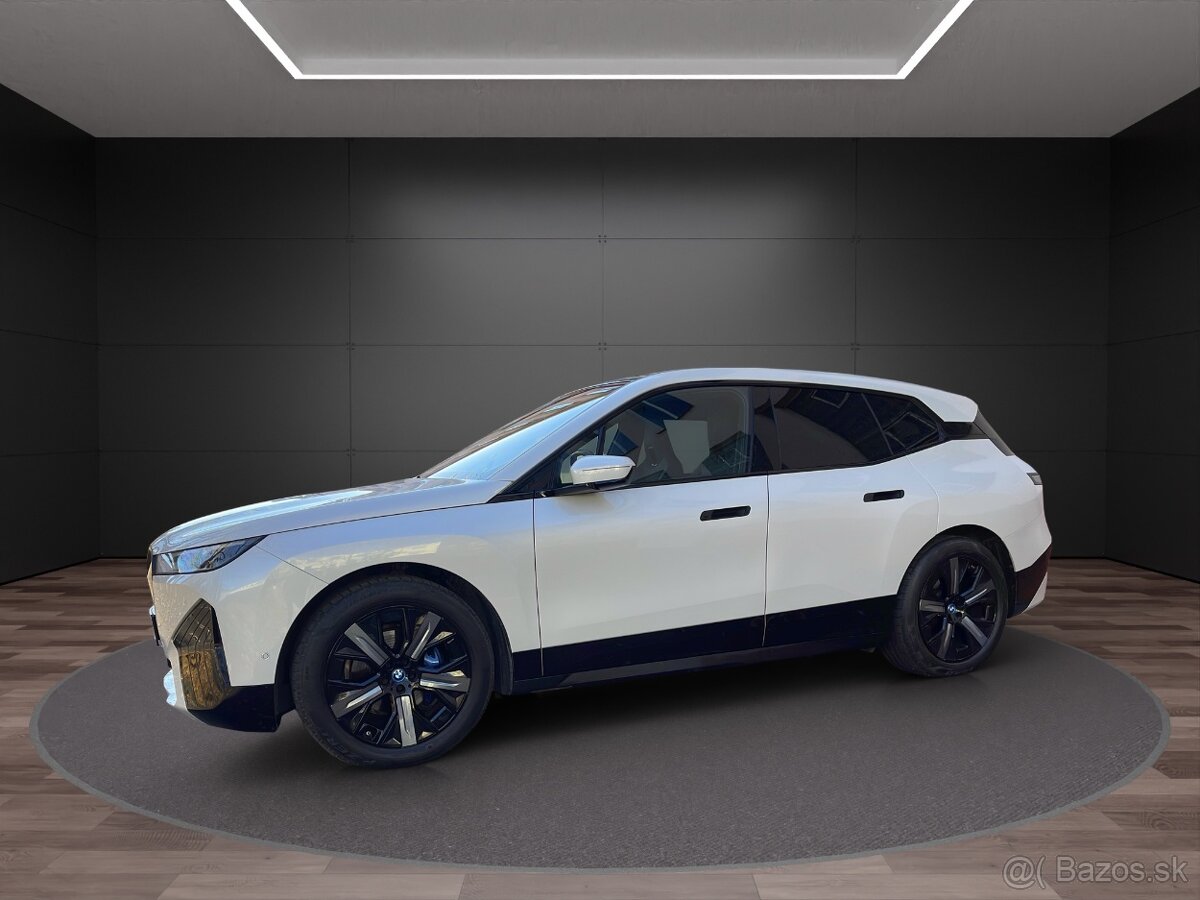 BMW iX 50 xDrive, Sport, Skylounge, DPH, SOH 96.3%