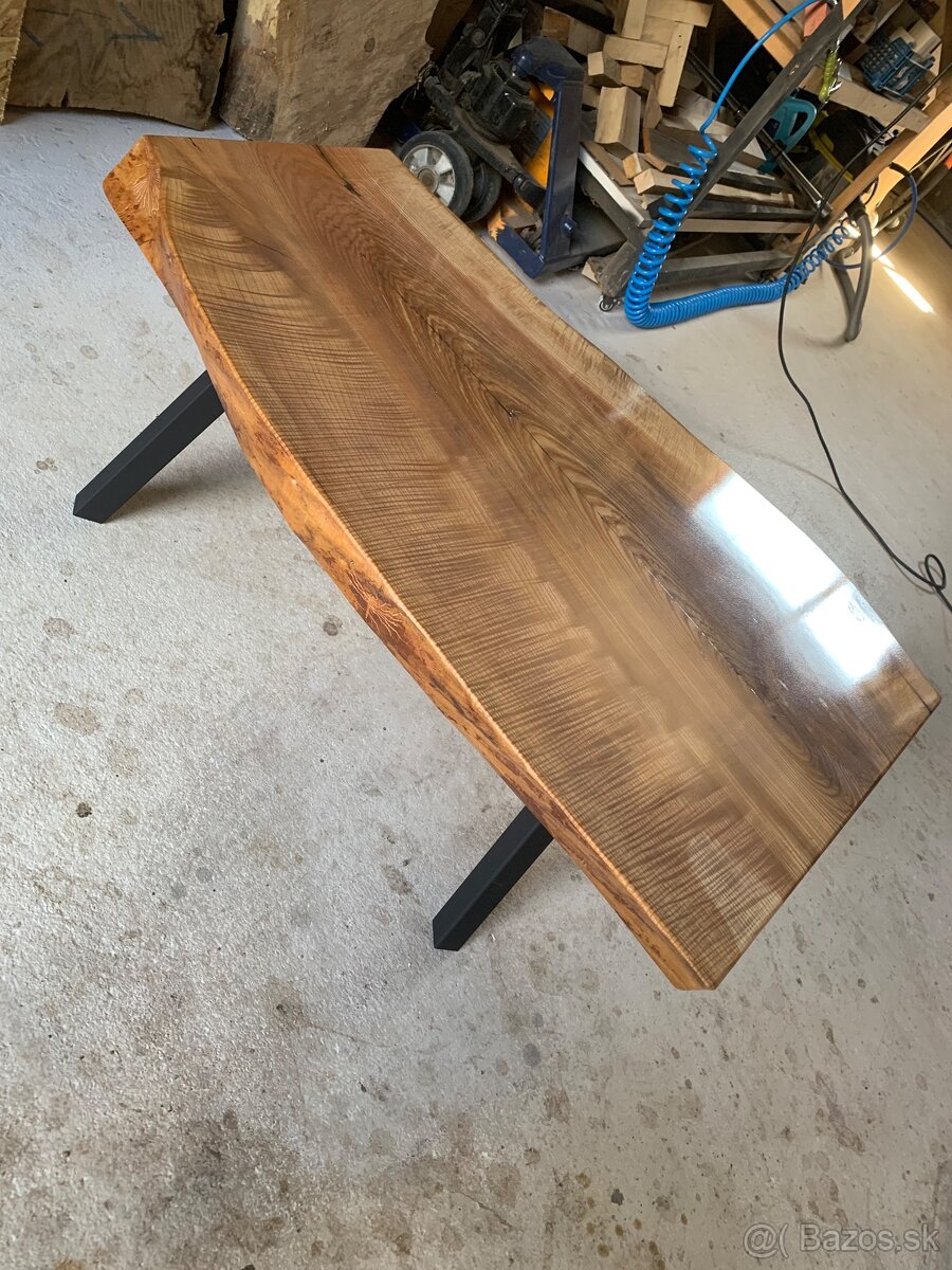 Masívny stôl Jaseň